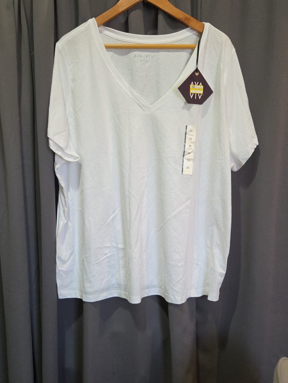 Ava & Viv White V-Neck Short Sleeve Tee